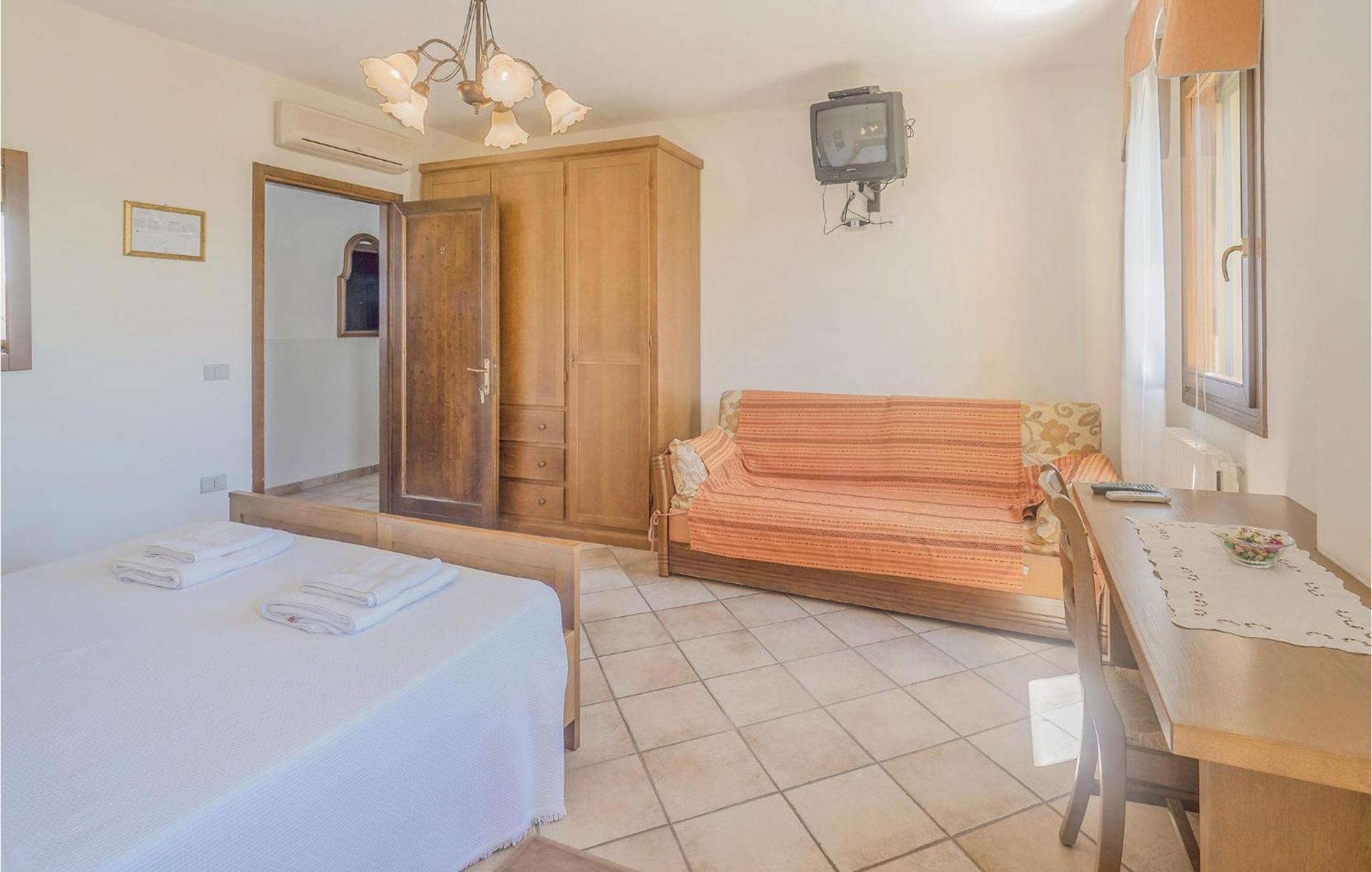 Awesome Home In Ariano Nel Polesine With Kitchen San Basilio Eksteriør bilde